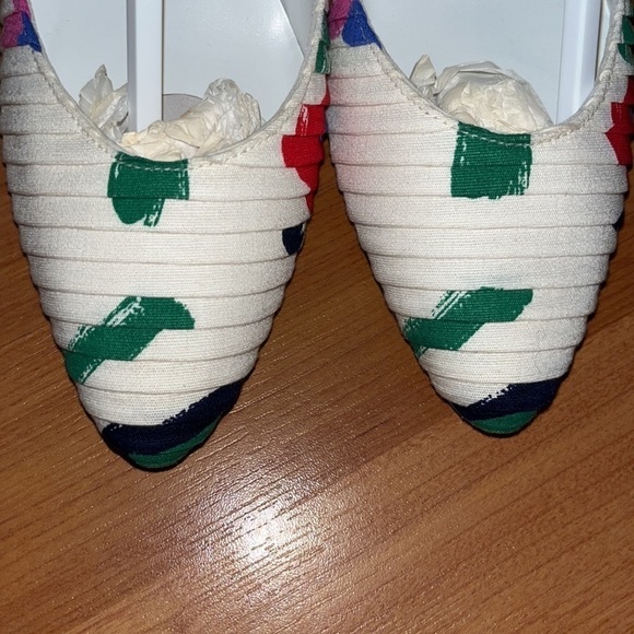Jack Rogers white satin pumps with multicolored design and red heels Size 7.5 - Picture 3 of 10